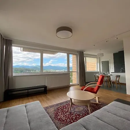 Apartmán New Flat With A Mountain View, Garage Parking Banska Bystrica